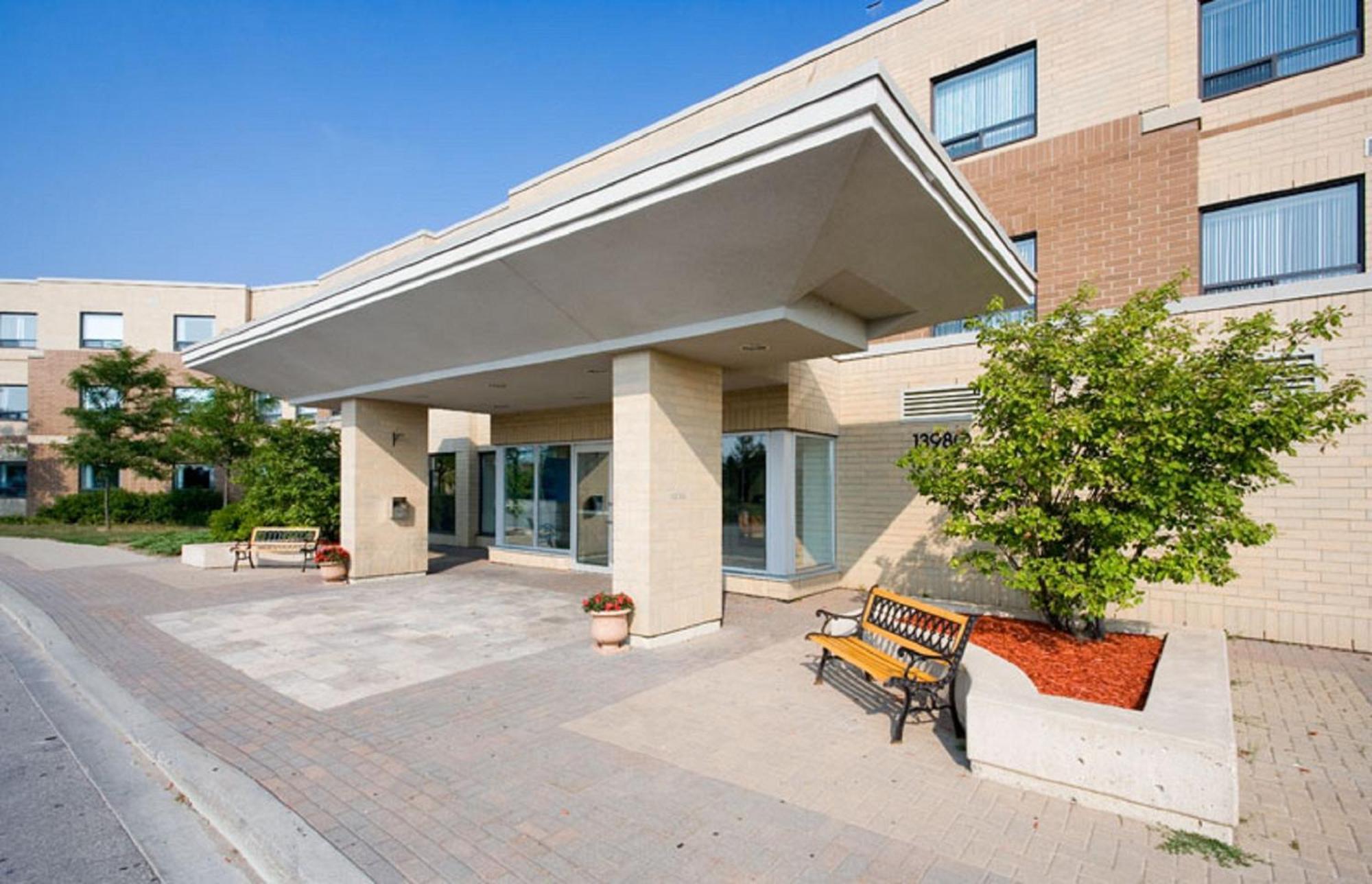 Residence & Conference Centre - King City Екстериор снимка
